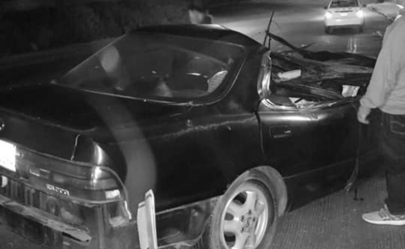 Tras el accidente, el carro, que quedó completamente aplastado del techo, quedó inmóvil a la altura de una pila de la CESPT.