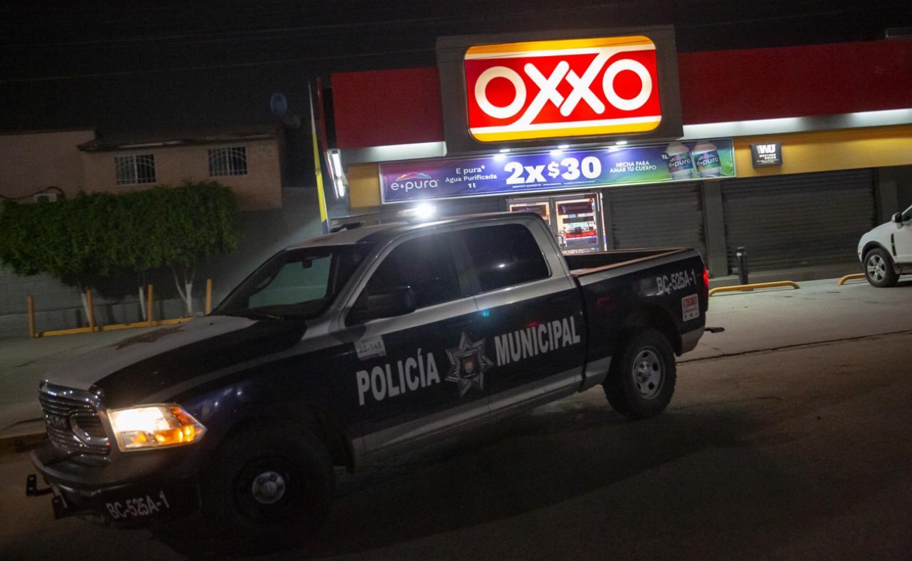 Paramédicos trasladaron al lesionado en condición grave a un hospital para su atención médica. El presunto responsable logró escapar a pie.