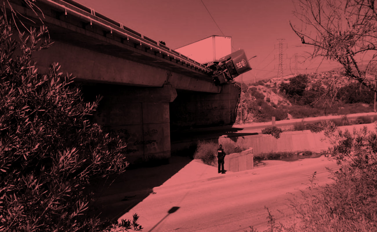 Trailer quedó colgando en puente del Bulevar 2000