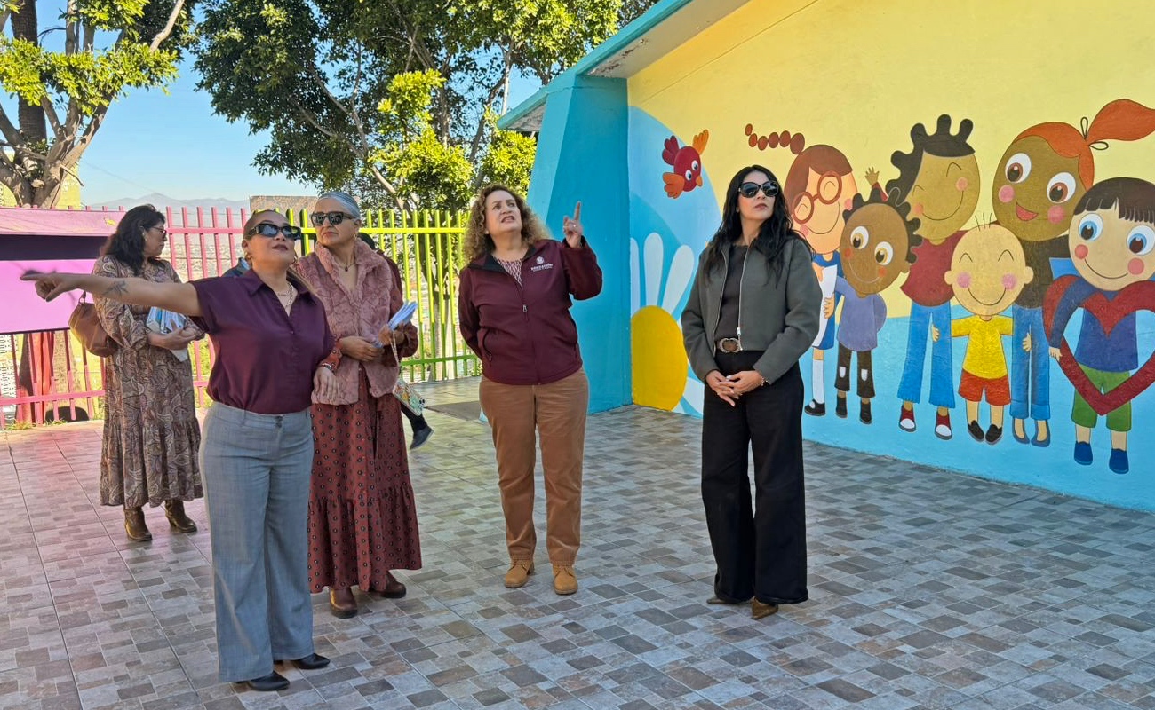 La Secretaria de Educación, Irma Martínez Manríquez, recorrió escuelas de Tijuana para revisar la infraestructura y materiales educativos.