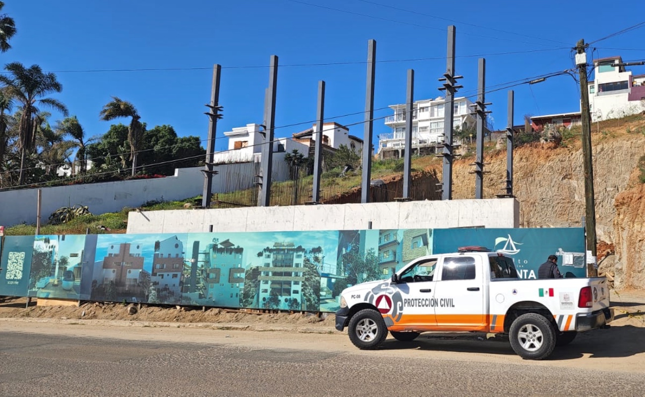 Se suspendió una obra en la Zona Centro de Ensenada por falta de permisos de protección civil y un talud expuesto.