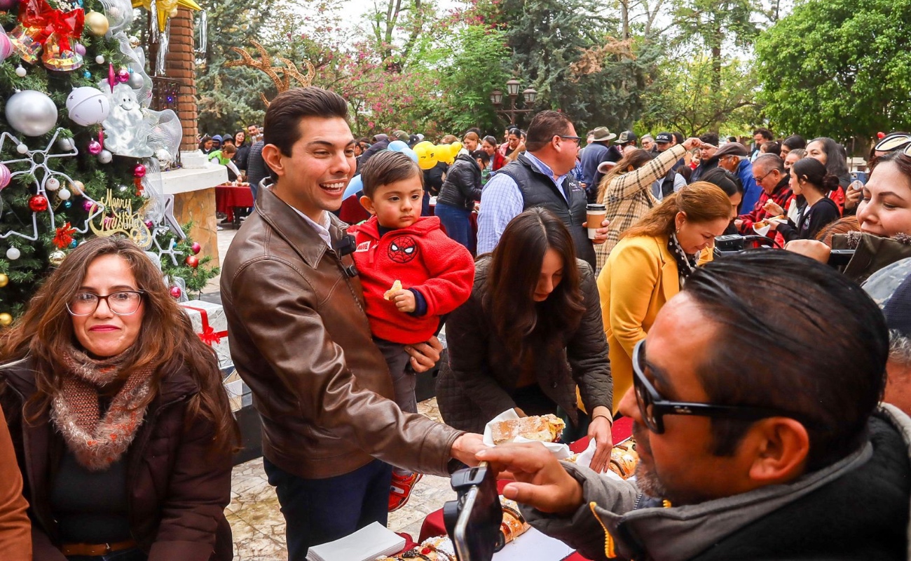 Comparte Román Cota tradición, unidad y alegría en el corte de la Rosca de Reyes