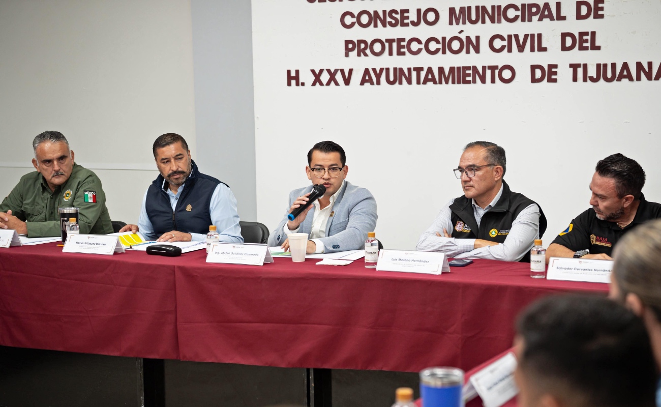 El presidente municipal, Abdiel Gutiérrez Coronado, encabezó una sesión del Consejo Municipal de Protección Civil para analizar el deslizamiento de tierra en la colonia Sánchez Taboada.