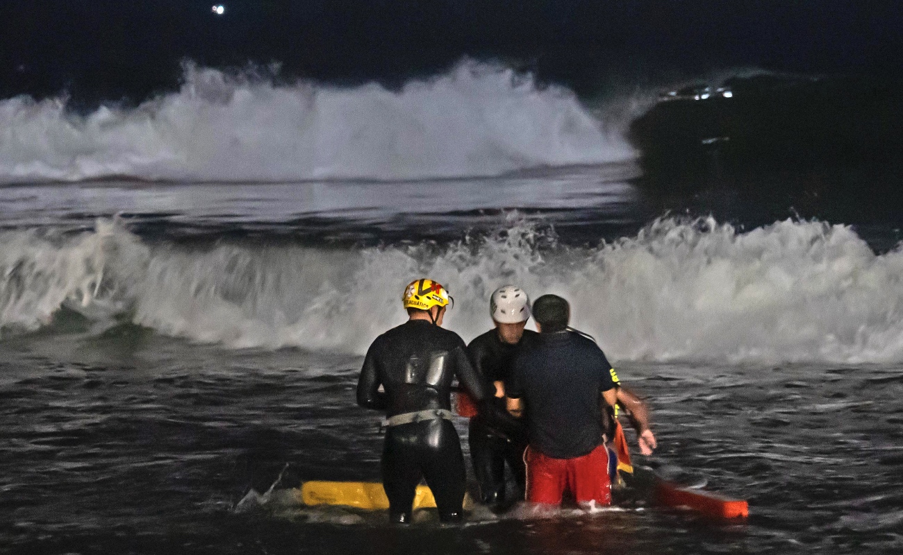 Rescata Bomberos a hombre atrapado en el muro fronterizo de Playas de Tijuana