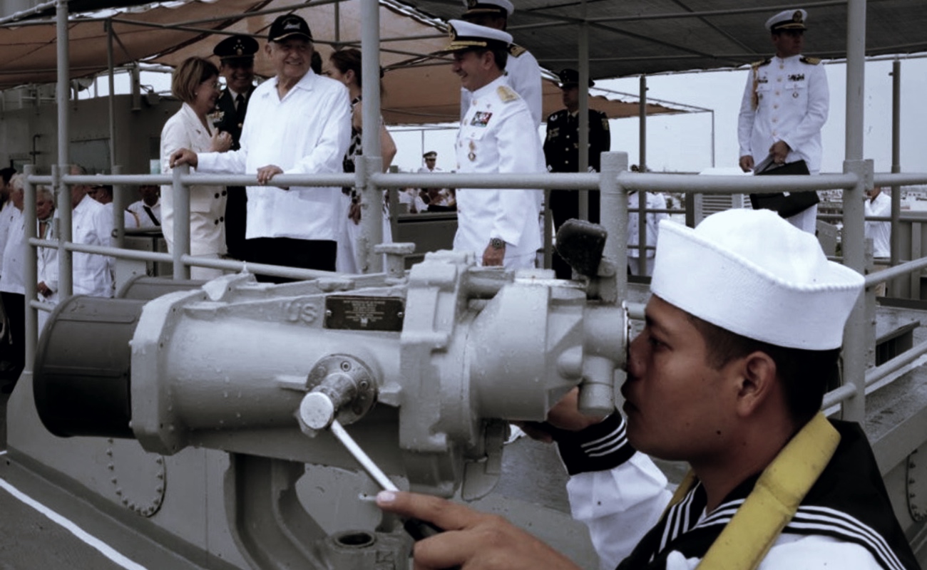 A bordo del buque Papaloapan, AMLO estuvo acompañado del secretario de Marina-Armada de México (Semar), almirante José Rafael Ojeda Durán.
