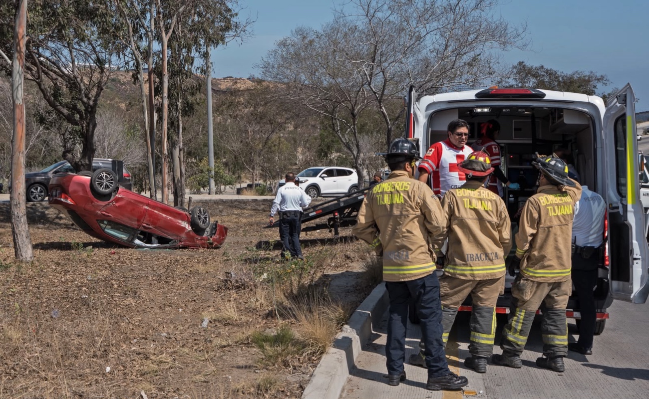Hombre de la tercera edad resulta ileso tras sufrir una volcadura