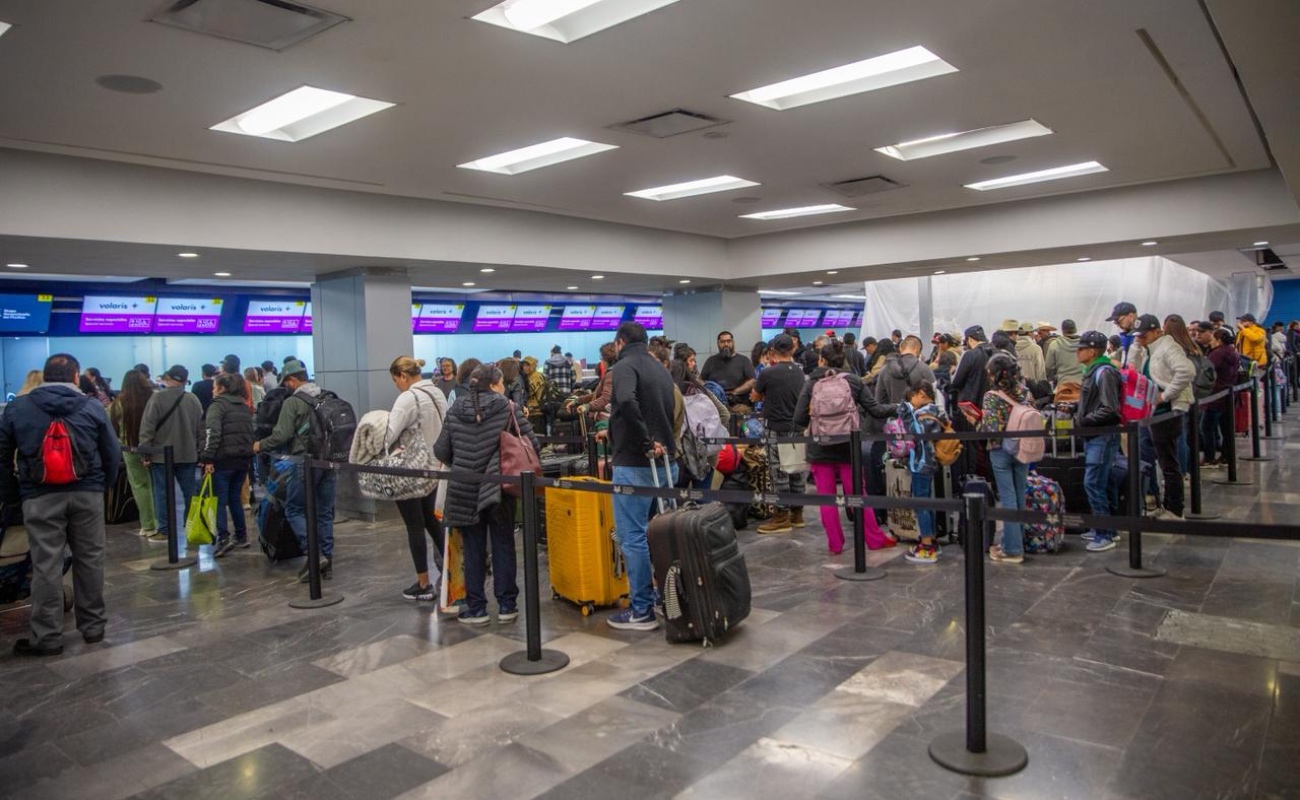 Los retrasos y cancelaciones en los vuelos a generado un gasto adicional para los afectados.