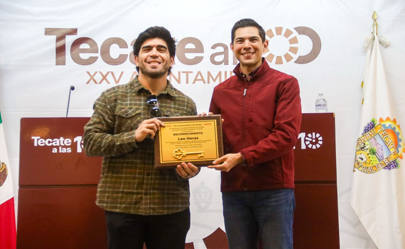 Entrega Gobierno de Tecate las llaves de la ciudad al beisbolista Leo Heras
