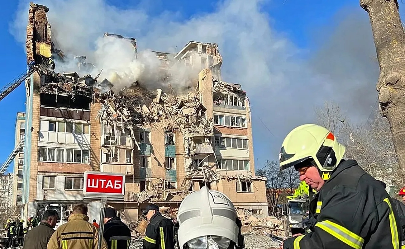 Equipos de emergencia trabajan entre los escombros del edificio residencial impactado por misiles rusos en Ternópil, donde se registraron al menos 25 muertos y decenas de heridos.