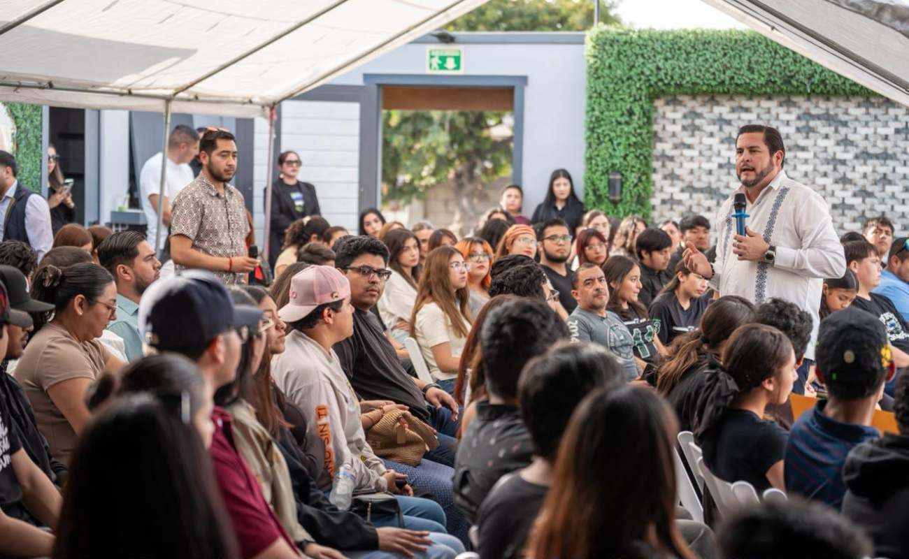 Ismael Burgueño Ruiz sostuvo un encuentro con jóvenes de Playas de Rosarito.