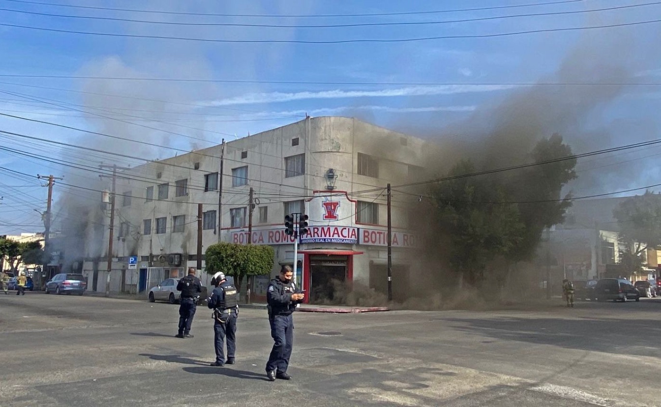 Nueve personas intoxicadas y dos perros muertos, deja incendio en hotel de la Zona Centro