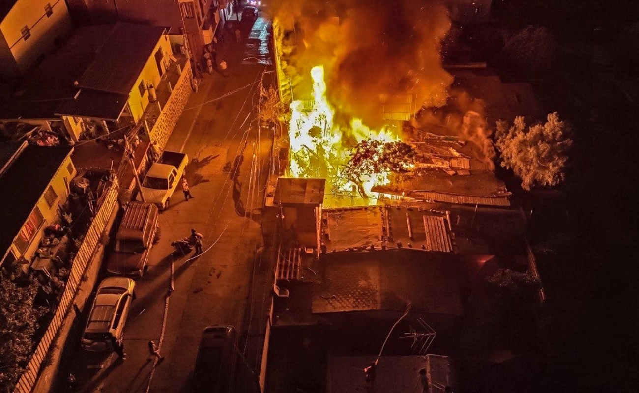 Incendio consume vivienda en la colonia Postal