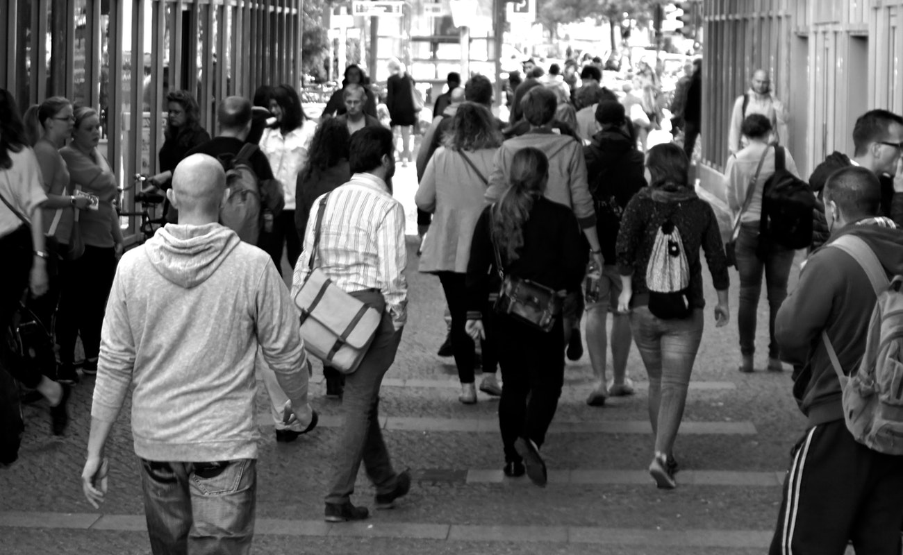 En un mundo globalizado con sociedades multilingües, el conocimiento de idiomas es esencial para facilitar la comunicación y para permitir a las personas participar en las actividades culturales y económicas de una sociedad.