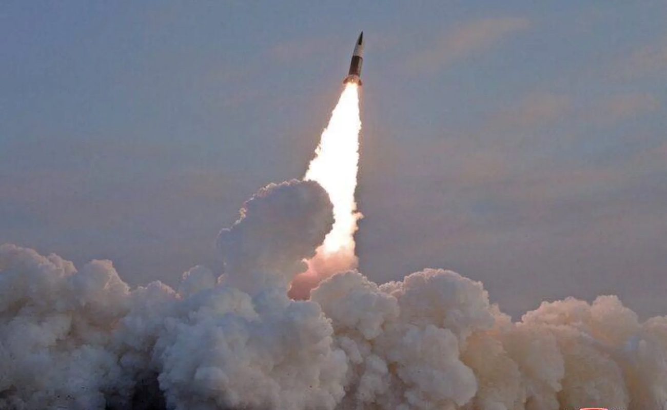 Imagen de archivo de un lanzamiento de misil norcoreano observado durante una transmisión en Seúl, reflejando el patrón de ensayos de armas balísticas por parte del régimen.