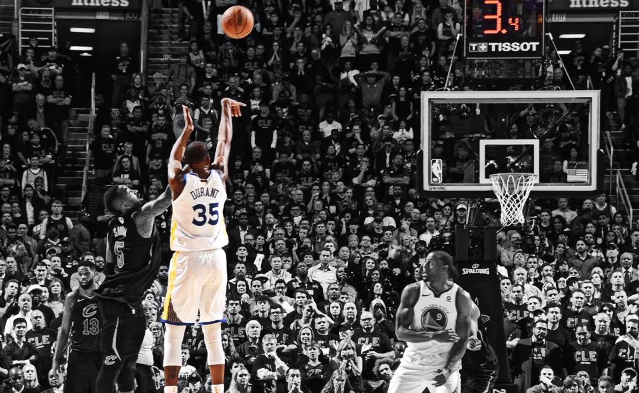 Kevin Durant ganó el premio de jugador más valioso de las finales, por segunda vez consecutiva.