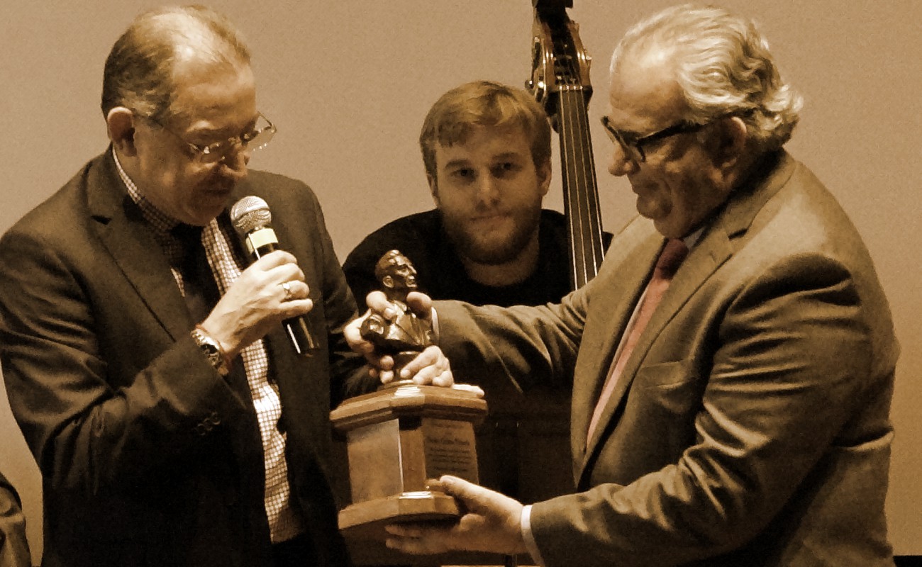 Pedro Ochoa Palacio, director general del Cecut, recibió el Premio “Agustín Lara”.