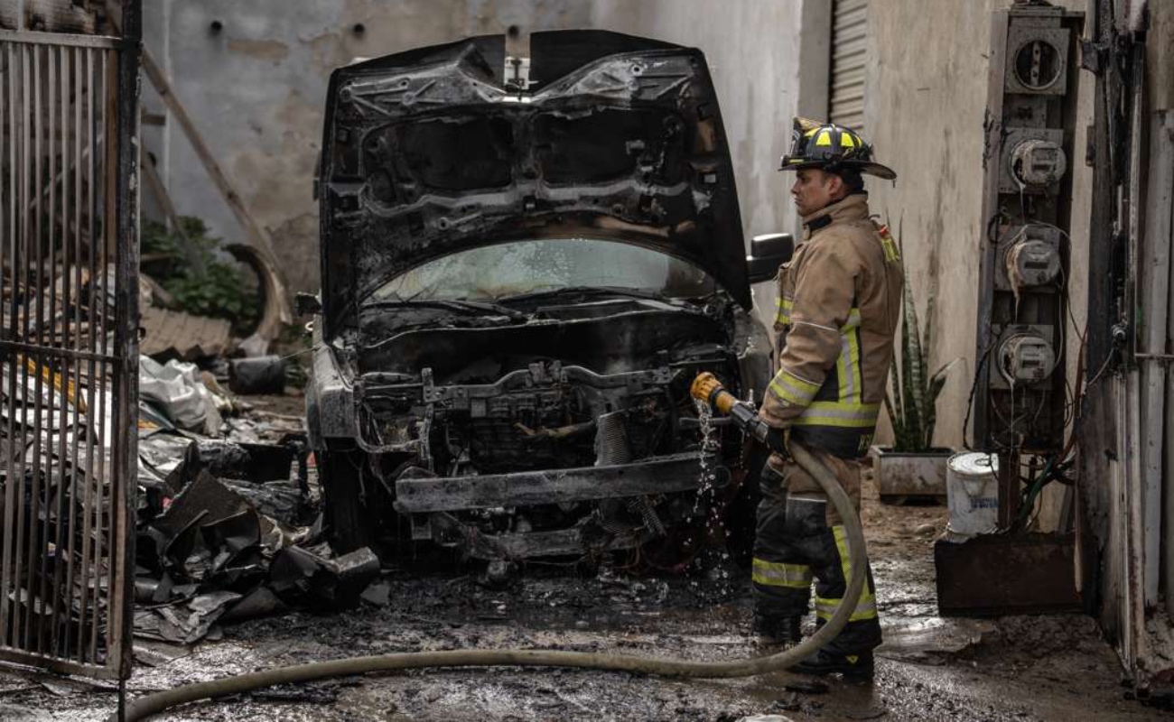 Bomberos trabajaron en el control y extinción del incendio, que consumió un automóvil Jeep Patriot de color blanco.