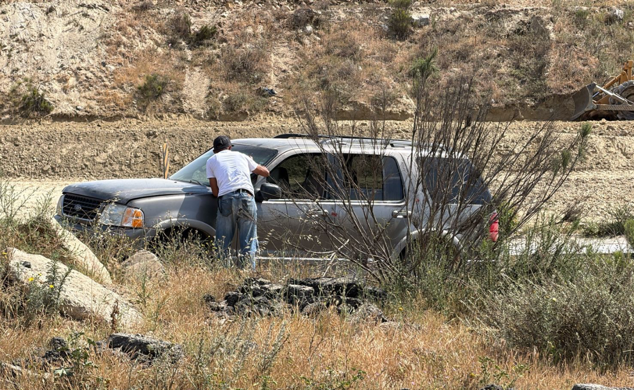 Tres detenidos tras persecución; localizan cuerpo calcinado y aseguran armas en Natura