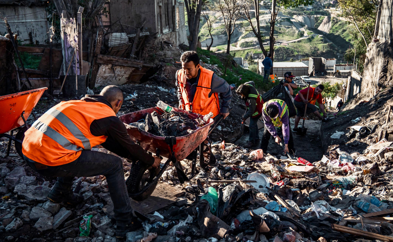 Retiran basura y escombro, reparan luminarias y realizan el motoconformado de calles.