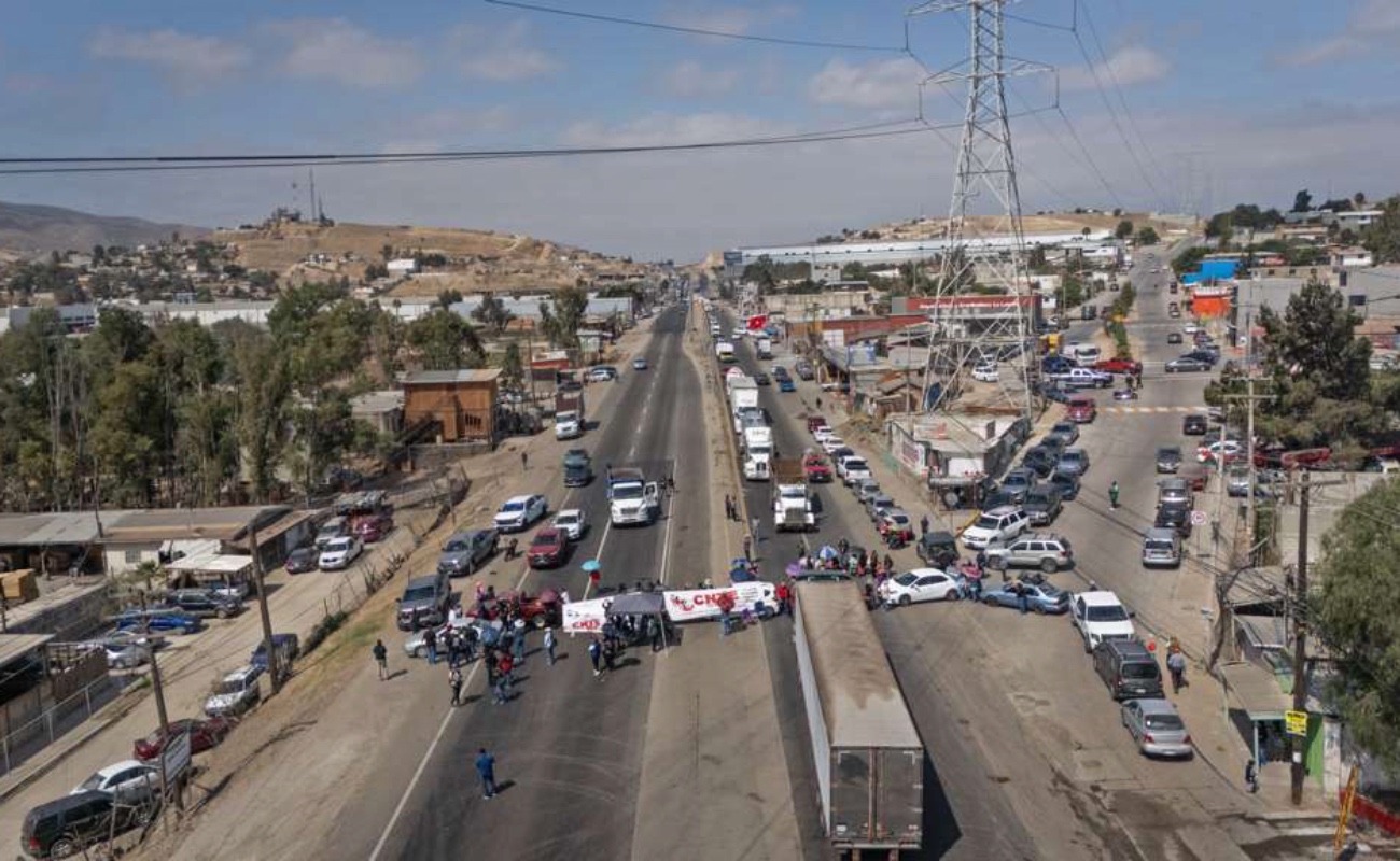 Bloqueo provoca fuerte congestionamiento vehicular en ambos sentidos de la vialidad.