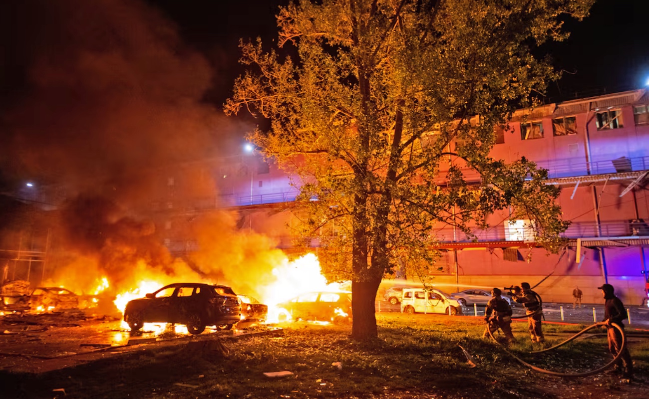 Bombardeos en Kiev obligaron a equipos de emergencia a desplegarse mientras avanzan negociaciones diplomáticas para un posible acuerdo de paz.