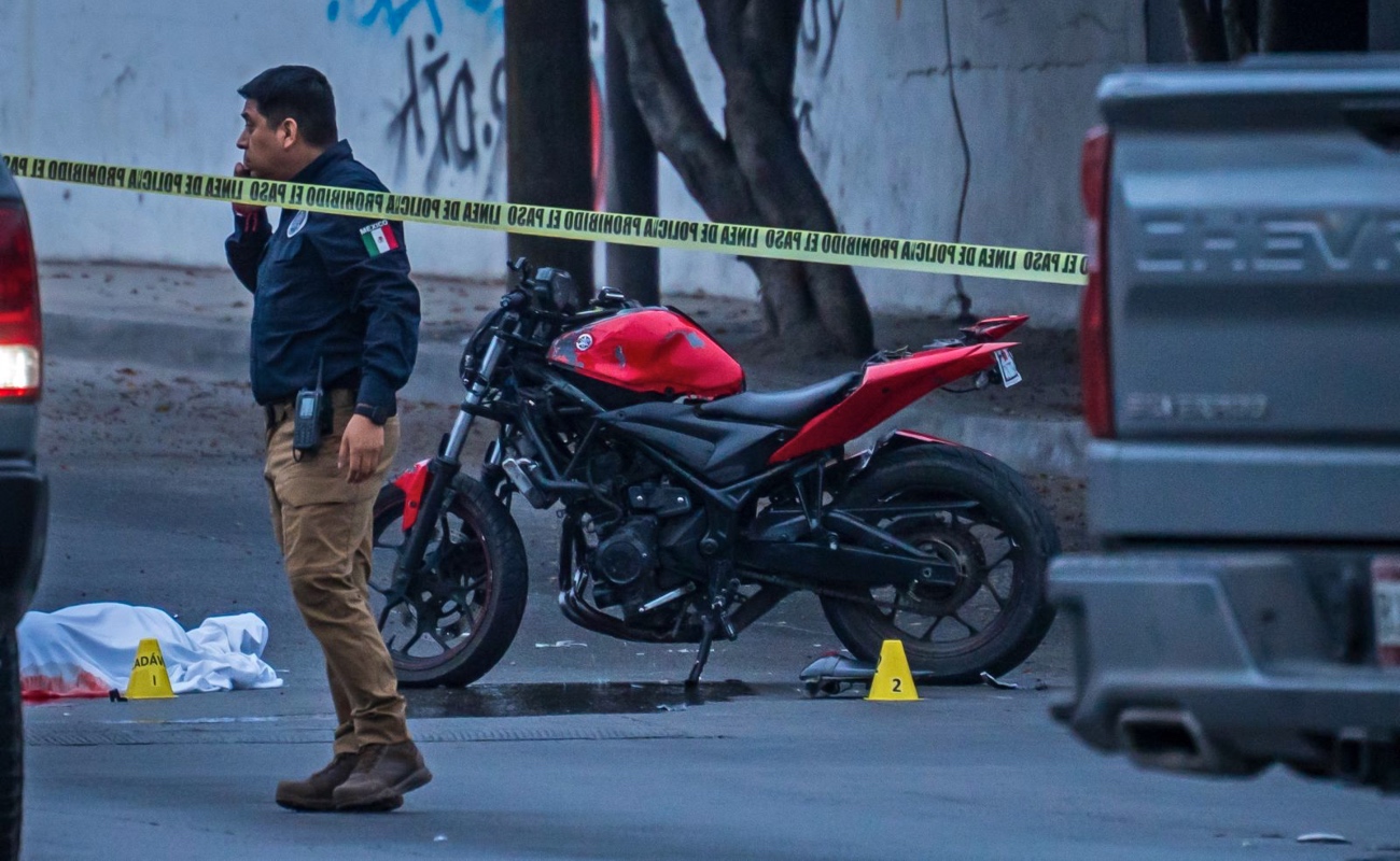 El motociclista fue declarado sin vida por paramédicos.