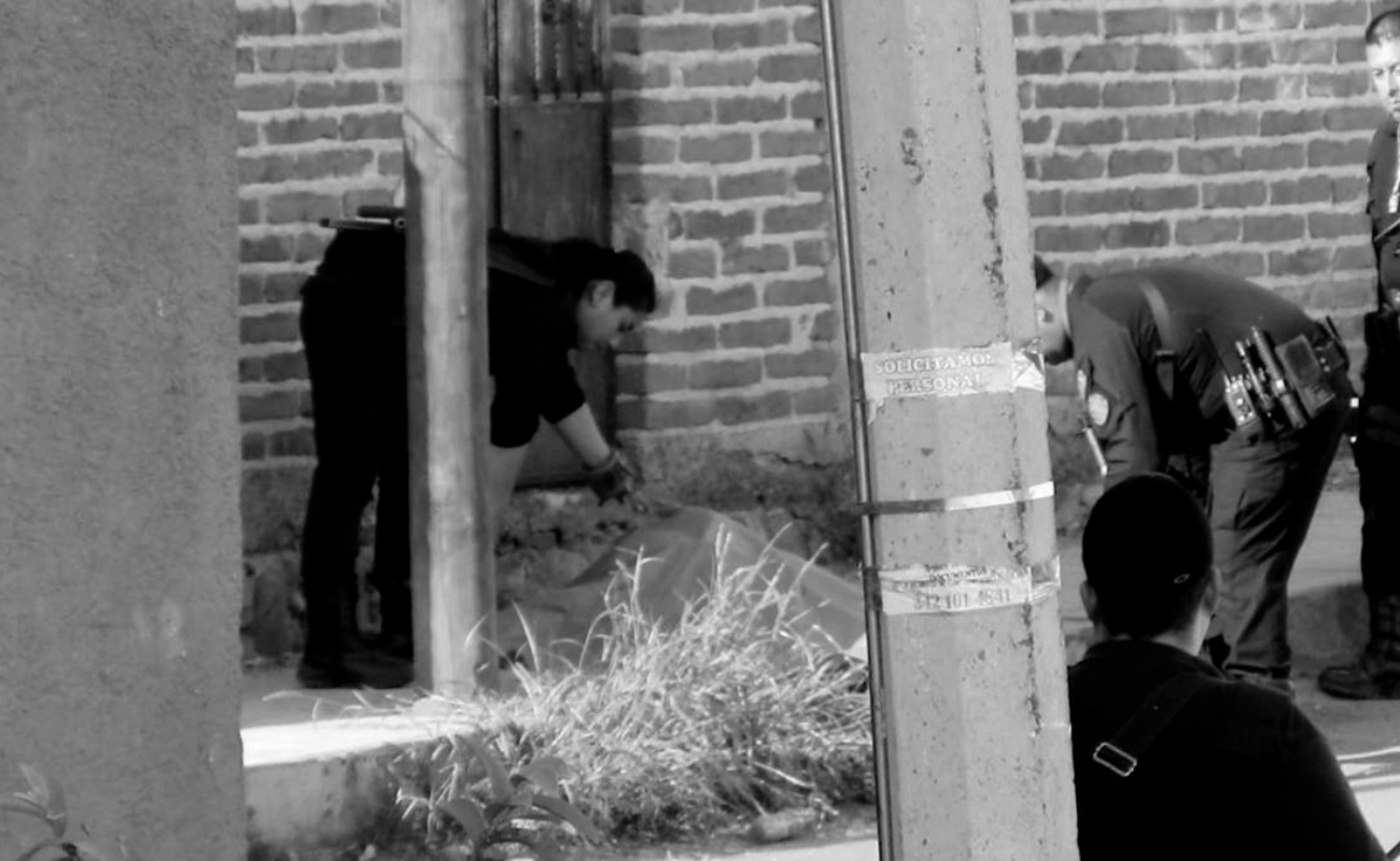 Además de las víctimas mortales, extraoficialmente se maneja que hay cinco personas heridas de gravedad.