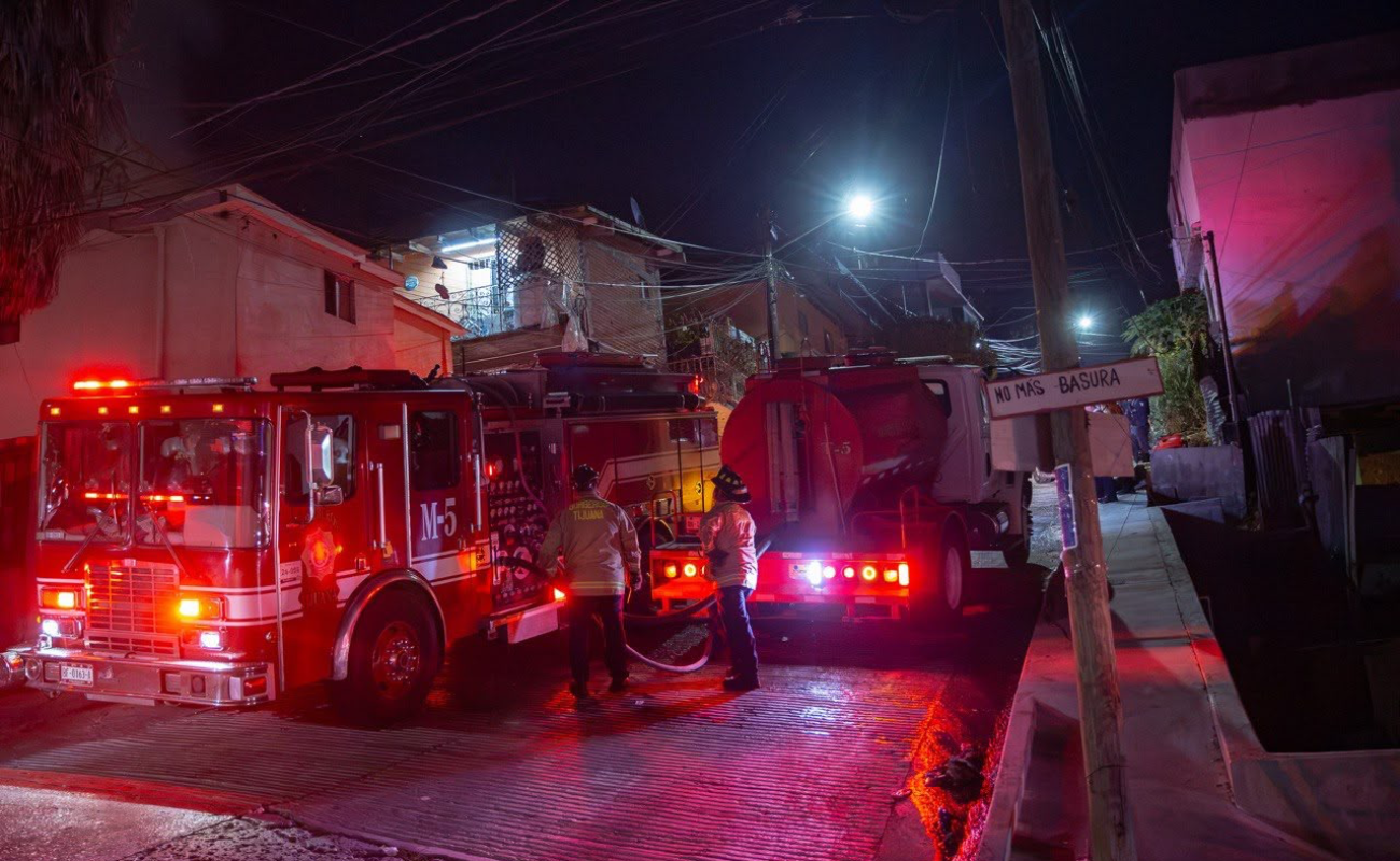 Incendio consume cuarto de madera durante la madrugada en Camino Verde; no hubo lesionados