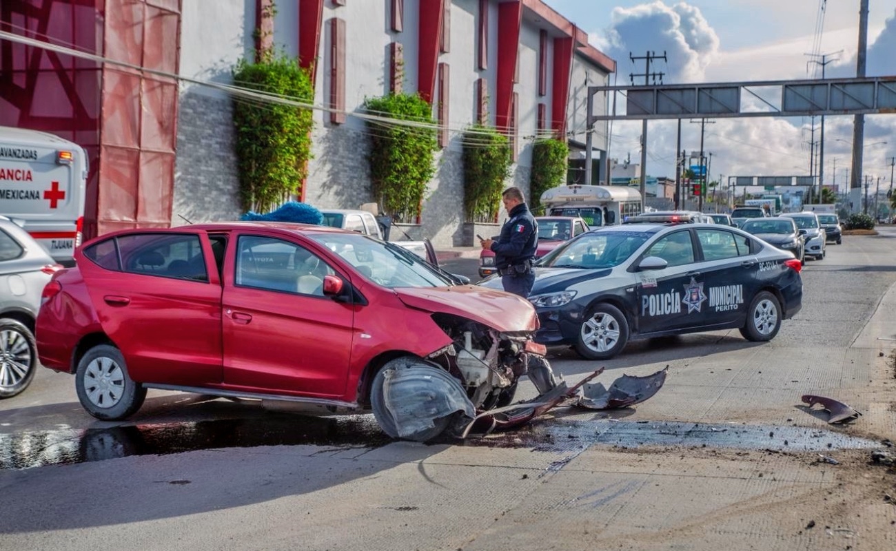 Uber choca contra poste en bulevar Clouthier; tres lesionados
