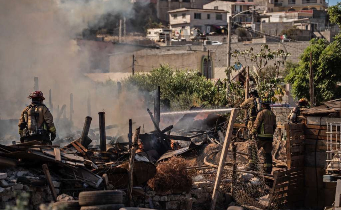 Incendio en vivienda y taller mecánico de la colonia Los Reyes deja a un hombre con quemaduras