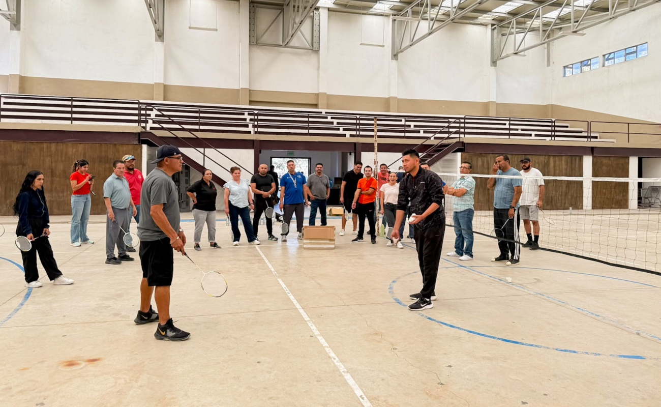 Participan docentes de educación física en taller de Bádminton y Activación Física