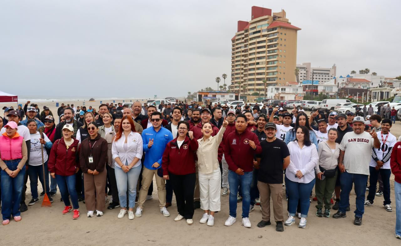 Autoridades y voluntarios se unen para mantener limpias las playas.