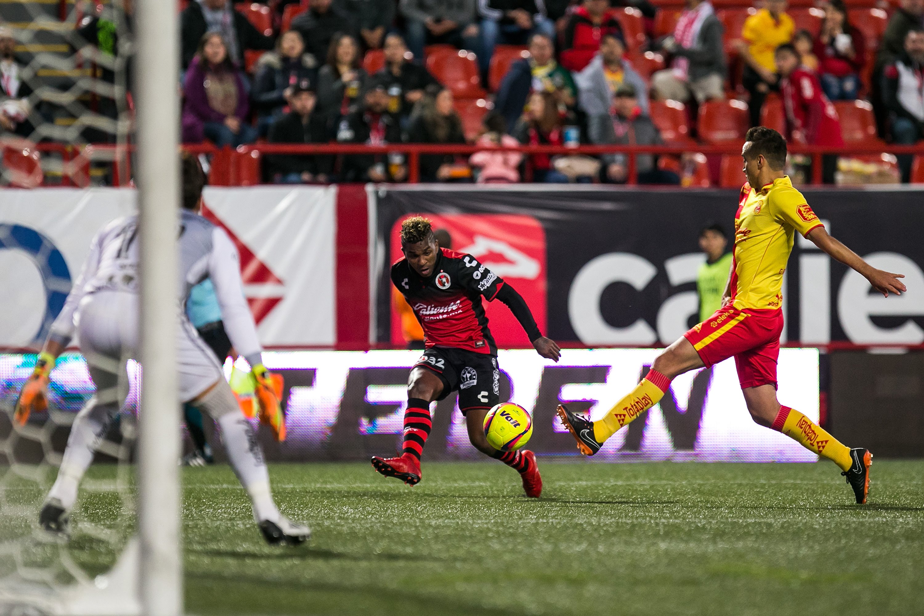 Con estadio medio lleno, Xolos empata en casa.