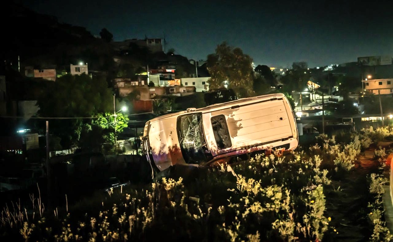 Vehículo termina volcado y a punto de caer a barranco en bulevar Insurgentes