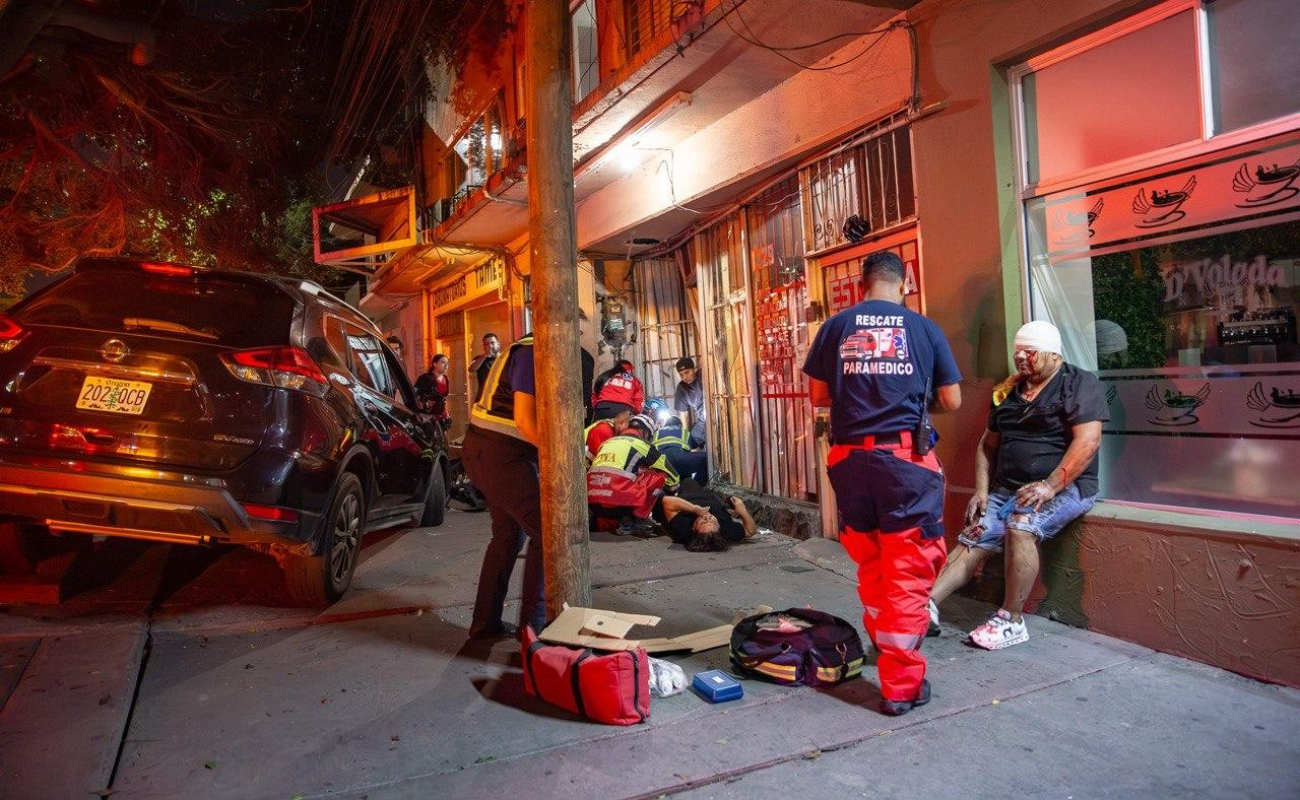 Atropella a tres personas, se impacta contra una estética en Zona Centro