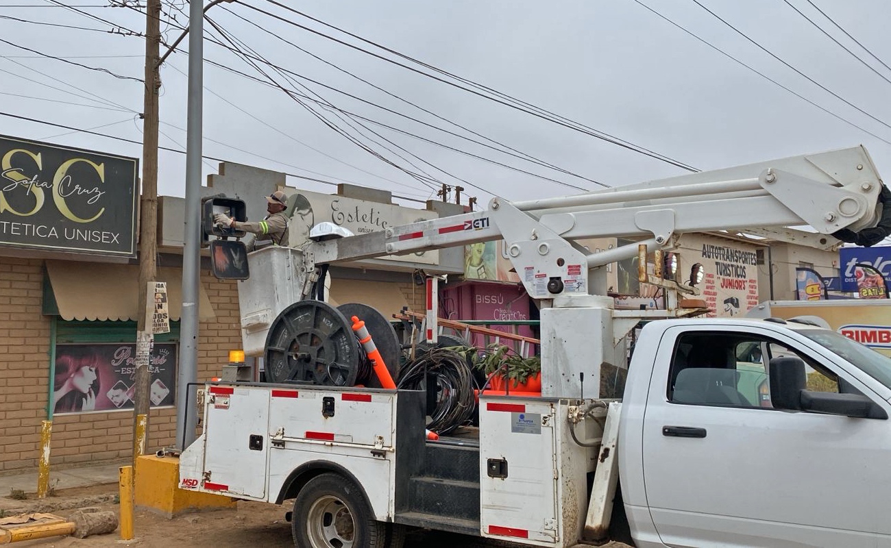 En octubre, el departamento de alumbrado público y semáforos realizó 21 actividades de mantenimiento y reparación en San Quintín.