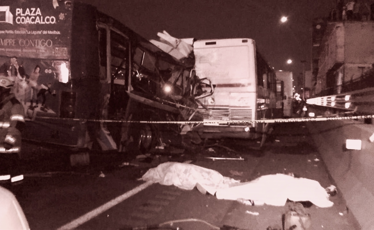 Tres autobuses se vieron involucrados en el accidente ocurrido anoche.