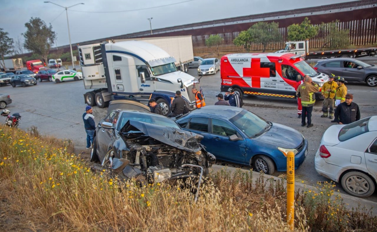 Mujer provoca choque múltiple en el Bulevar Aeropuerto