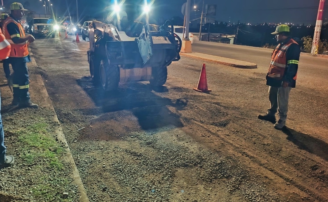 Realiza Gobierno de Ensenada trabajos correctivos de bacheo en carretera a Ojos Negros