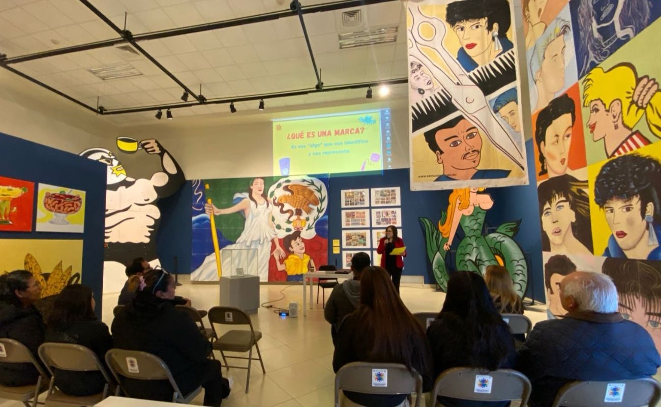 Fue impartida una conferencia que destacó la riqueza visual del diseño popular en México.