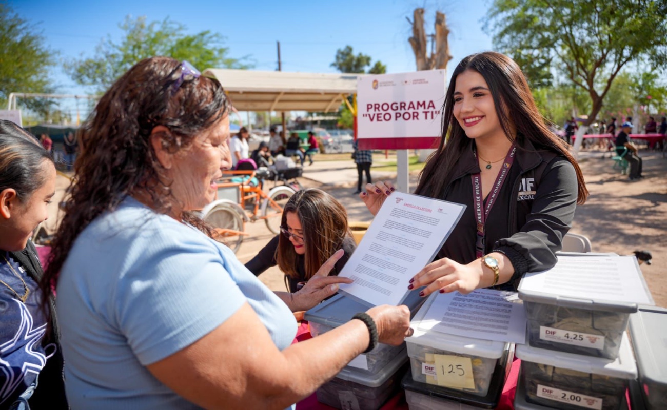 Norma Bustamante encabezó el operativo “DIF a Domicilio” en Ampliación Solidaridad Social, entregando despensas, lentes y ofreciendo servicios como Registro Civil, atención médica y vacunación para mascotas.