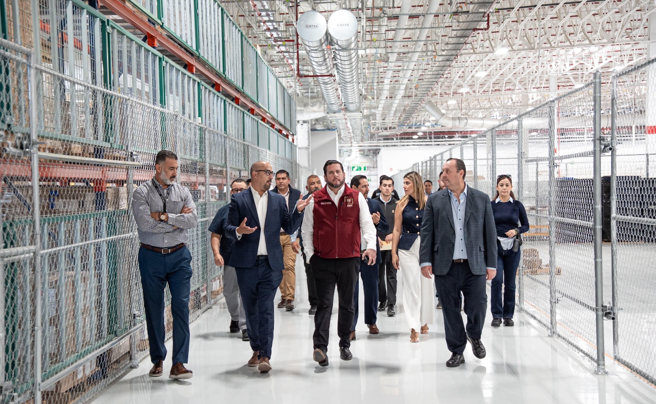Coloca alcalde Ismael Burgueño Ruiz distintivo ACORDE a empresa EssilorLuxottica México