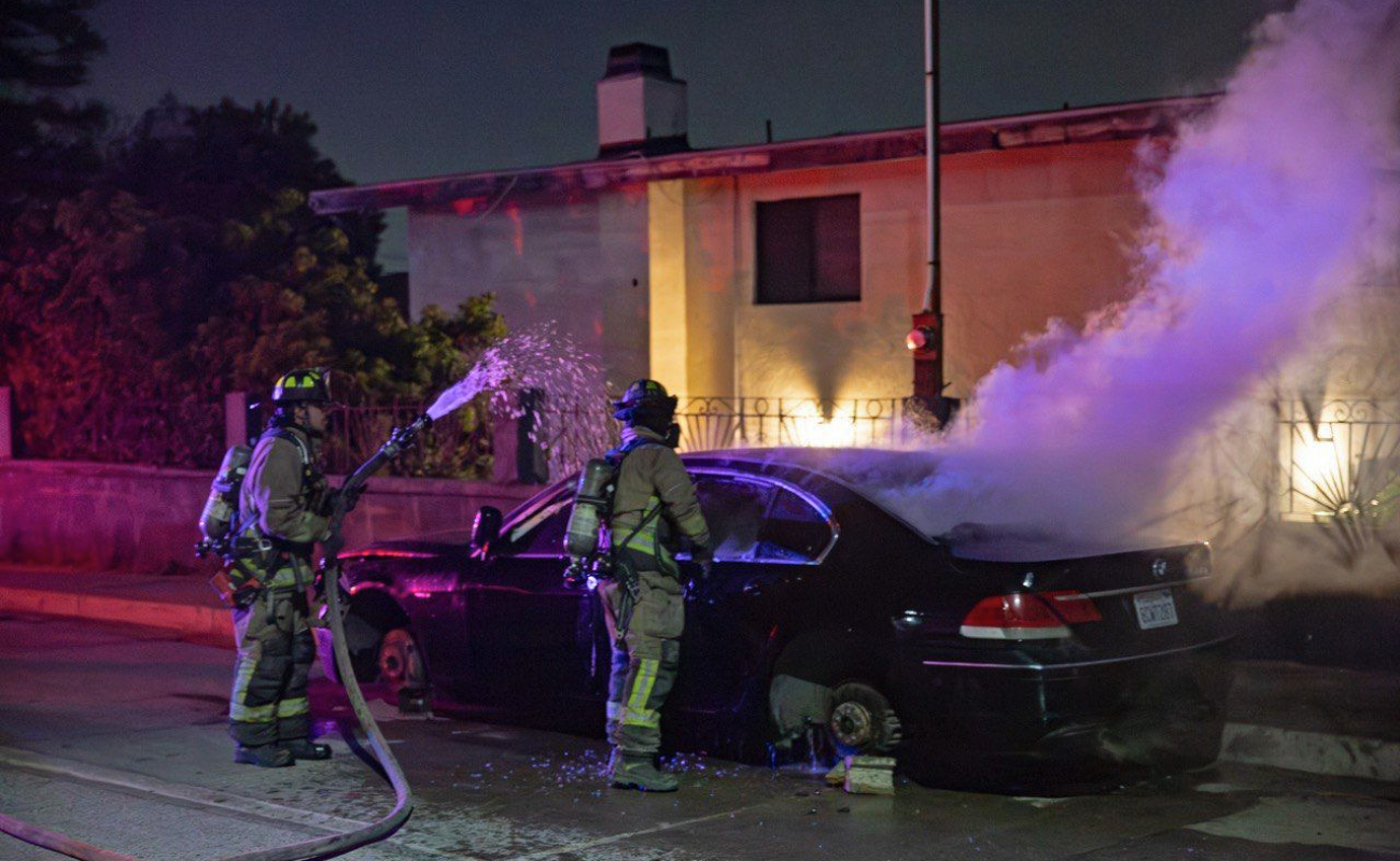Incendian vehículo abandonado en la colonia Alemán
