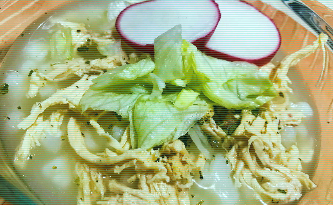 Este platillo se puede preparar con pollo deshebrado, champiñones, pimientos rojos y verdes para sazonar.