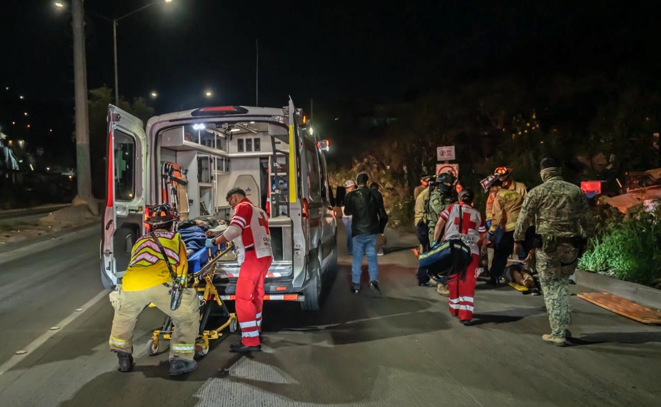 La mujer y el hombre fueron trasladados a un hospital.
