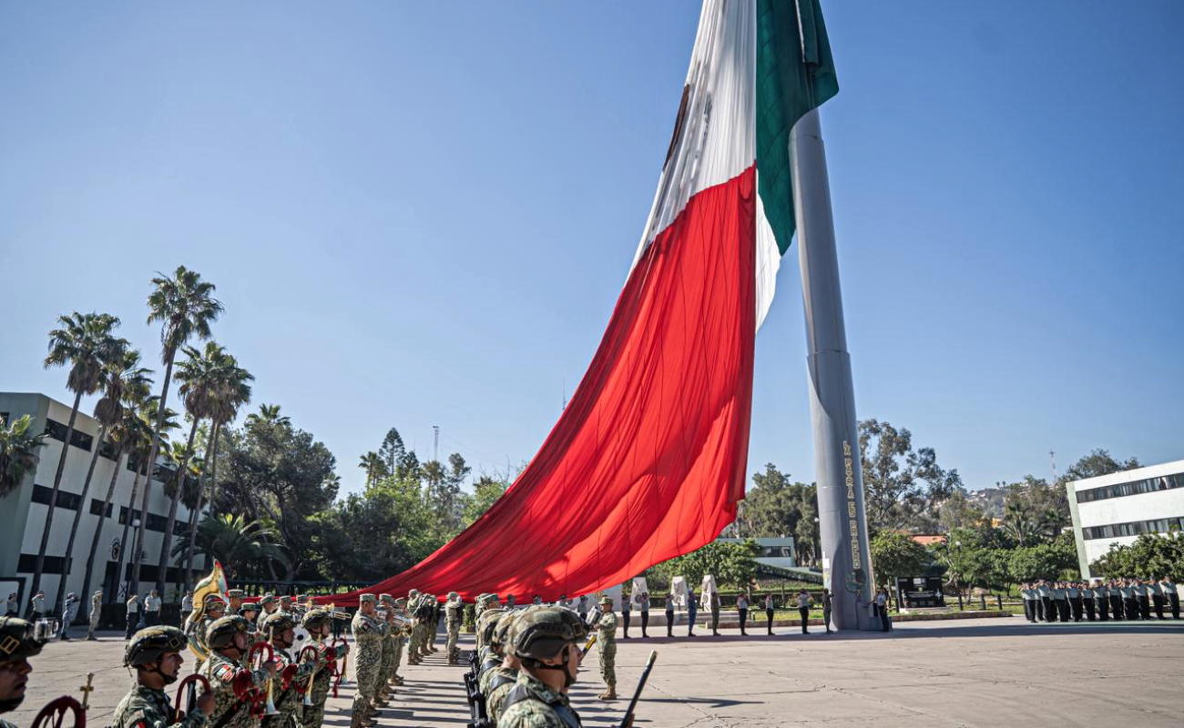 Honran al Ejército Mexicano con izamiento de bandera en la 2da Zona Militar