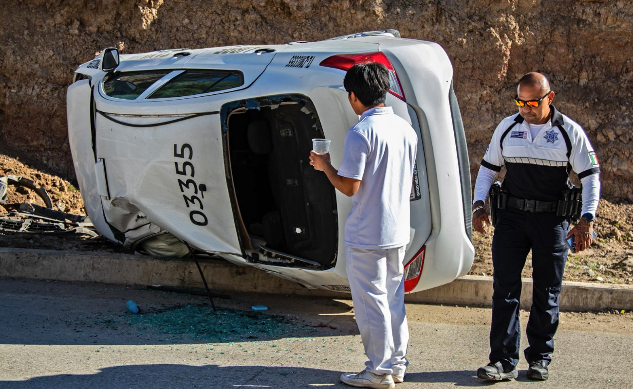 Sufre taxista volcadura en Los Álamos