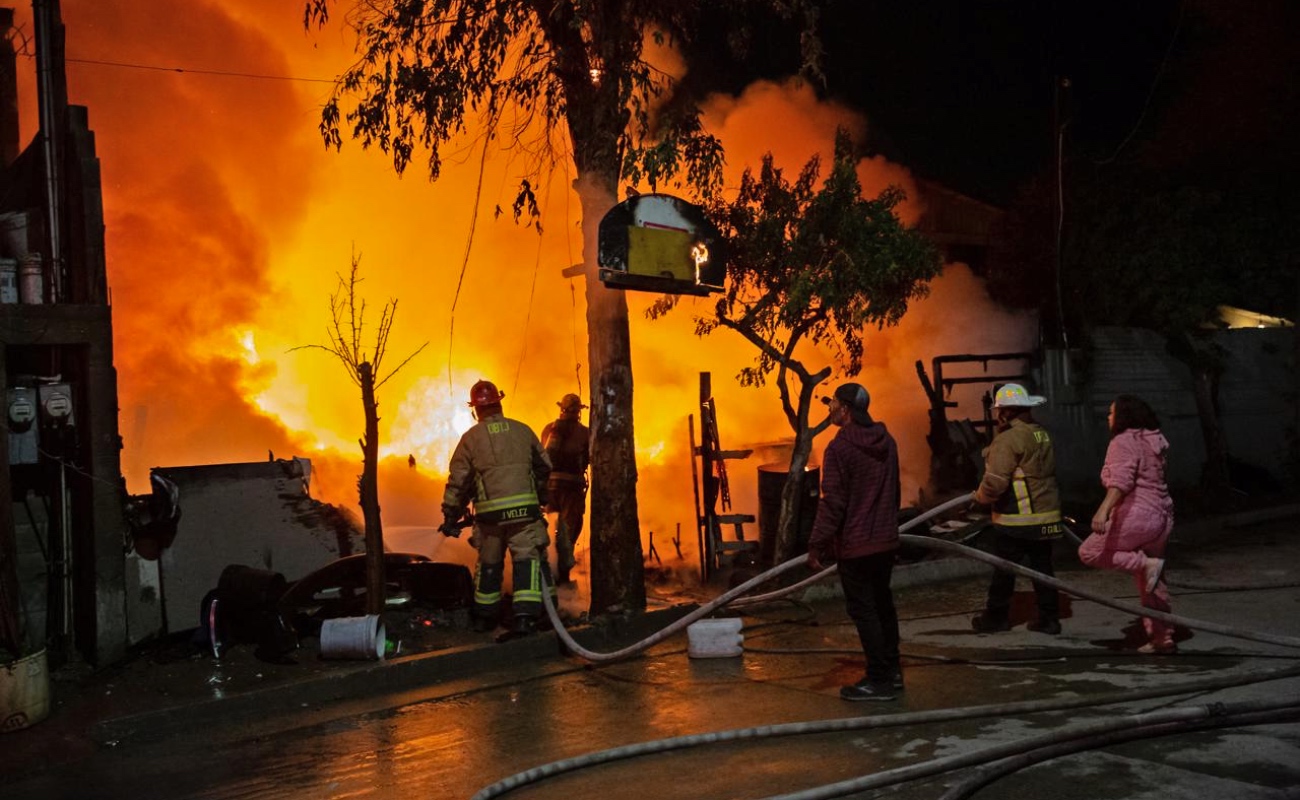 Incendio en Cerro Colorado consume viviendas y deja a una mujer lesionada