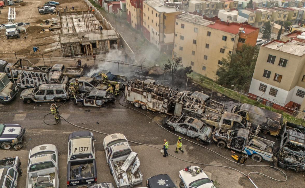 Incendio consume patrullas en yonke de Santa Fe