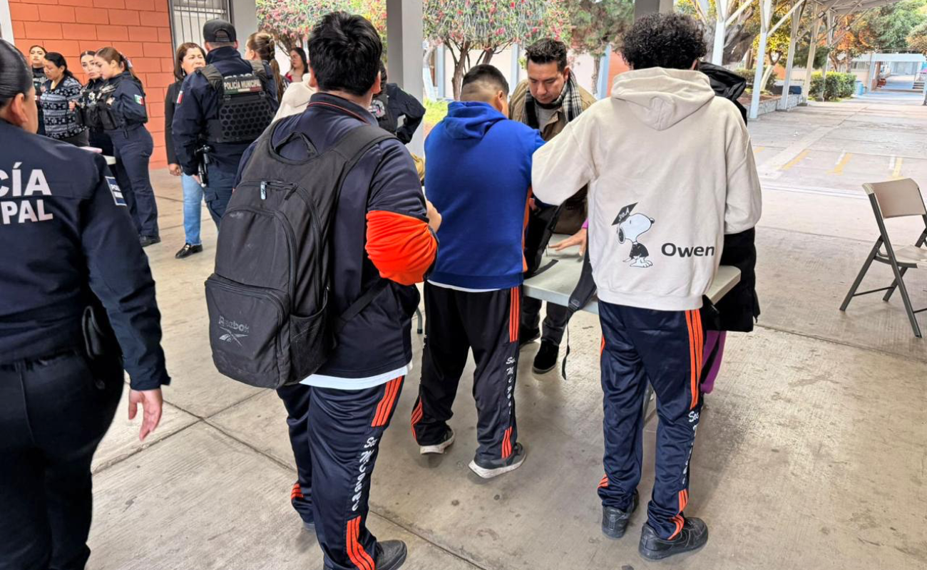 Instalan Policía Municipal filtro de revisión en la Secundaria Magoni